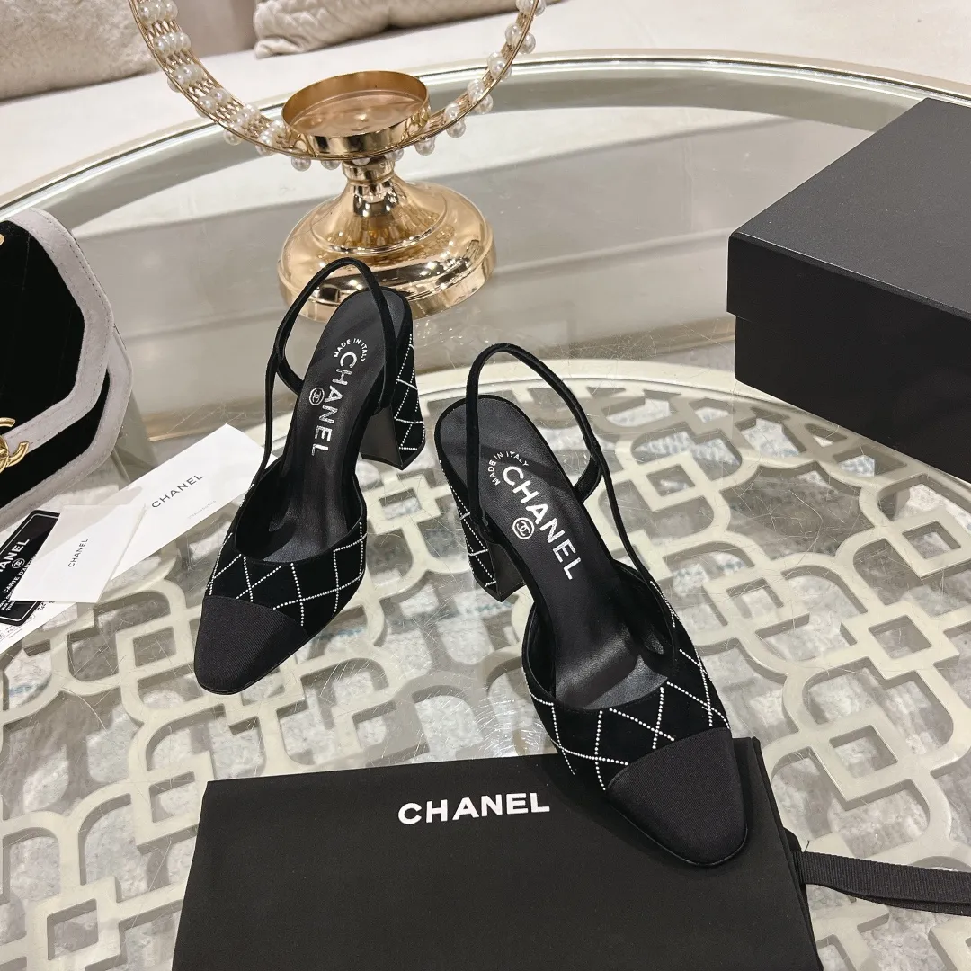 👟👟Ex-factory price 540👟👟 CHANEL Xiangjia 25vs spring and summer new fashion sandals series... Chanel is a very comprehensive noble fashion lifestyle brand. The same models are sold by major fashion bloggers and celebrities in Hong Kong, the United States, and other countries. They are simply beautiful. I fall in love with elegance and the playful sense of the future. I want to own them right away just by looking at them. But you can really think about a pair of exquisite high heels. This series is specially designed for extraordinary and indifferent ladies to create a unique overall effect. CHANEL designs products that inspire women to move forward and highlight their charm... 1️⃣Material: original customized high mercerized sheepskin 2️⃣Inner lining: original customized imported sheepskin 3️⃣Feet: original customized imported sheepskin 4️⃣Outsole: genuine leather sole imported from Italy 5️⃣Heel height: 2.5cm/6.5cm/9cm 6️⃣Number: 34-43 (34.40.41.42.43 customized is not returnable) 7️⃣Packaging: The latest and exquisite full set of packaging at the counter